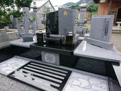 イカリのオブジェが飾られた庵治石と黒御影石の玉垣一体型現代墓