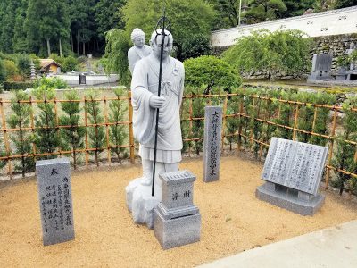 善長寺様　大師背負い阿弥陀如来石像