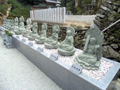 善長寺様　十三仏石像