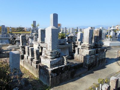 既存石塔の洗浄・納骨穴くり及び新規五輪塔・廻石施工